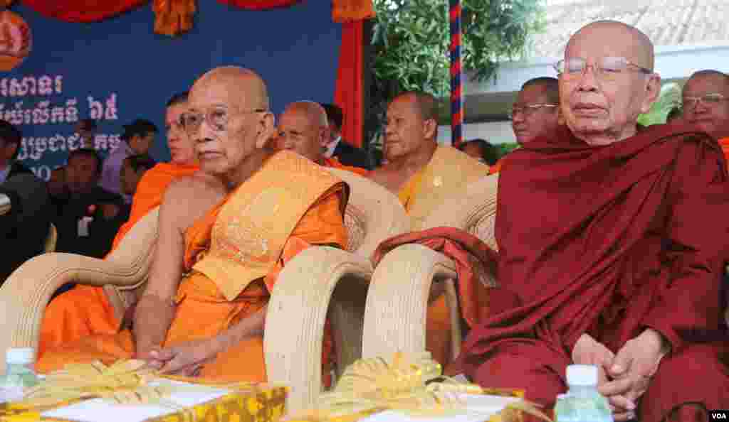 អគ្គមហាសង្ឍរាជាធិបតី ទេព វង្ស ព្រះមហាសង្ឃរាជគណៈមហានិកាយ (នៅខាងឆ្វេង) និងព្រះសង្ឃរាជ នន្ទ ង៉ែត ព្រះសង្ឃនាយក និមន្តចូលរួមជាអធិបតីក្នុងការរំលឹកខួបទី៦៥នៃថ្ងៃបង្កើតគណបក្សប្រជាជនកម្ពុជានៅទីស្នាក់ការកណ្ដាលគណបក្ស នៅរាជធានីភ្នំពេញ នៅថ្ងៃទី២៨ ខែមិថុនាឆ្នាំ២០១៦។ (ឡេង ឡែន/VOA)