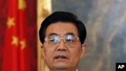 中國國家主席胡錦濤如何提出挽救歐洲債務危機﹐引起各方關注。圖為他日前訪問奧地利發表演講。(資料圖片)