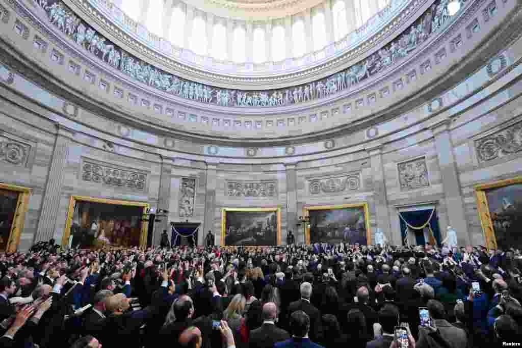 Contraria a la costumbre, la investidura fue al interior del Capitolio debido a las gélidas temperaturas que por estos días afectan a la capital de Estados Unidos. 
