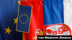 ILUSTRACIJA - Zastave EU i Srbije u prodavnici u Beogradu (Foto: Reuters/Ivan Milutinović)