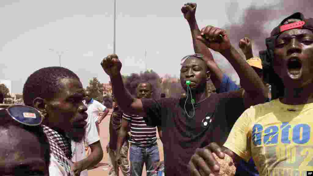 Des manifestants lancent des slogans après le coup d'Etat à Ouagadougou, Burkina Faso, 17 septembre 2015.