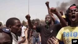 Les manifestants dans les rues de Ouagadougou, au Burkina Faso, le jeudi 17 septembre 2015.