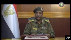 Image d'une vidéo fournie par Sudan TV, montrant le lieutenant-général Abdel-Fattah Burhan, chef du Conseil militaire de transition soudanais, TMC, faisant une annonce diffusée à Khartoum, au Soudan, le 4 juin 2019.