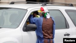 Hasta la fecha, el público hace largas filas en sus vehículos para someterse a la prueba regular del coronavirus, cuyos resultados tardan varios días.
