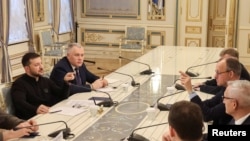 Президент України Володимир Зеленський і лідер німецької опозиції Фрідріх Мерц з партії Християнсько-демократичний союз (ХДС) зустрічаються в Києві, Україна, 9 грудня 2024 року. Фото REUTERS