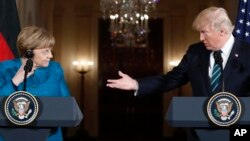 Le président américain Donald Trump et la chancelière allemande Angela Merkel lors d'une conférence de presse conjointe à la Maison Blanche, à Washington, le 17 mars 2017. 