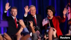 代表肯塔基州的共和党参议员保罗、参议院共和党领袖麦康奈尔、前劳工部长赵小兰在肯塔基州路易斯维尔的麦康奈尔选举之夜胜利大会上（2014年11月4日）