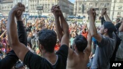 Ratusan migran terlantar di stasiun kereta api di Budapest, Hungaria hari Selasa (1/9).
