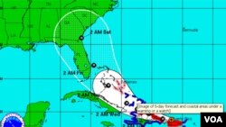 Irene se encuentra a unos 40 kilómetros al oeste de San Juan, avanzando en dirección oeste noroeste a 19 kilómetros por hora.