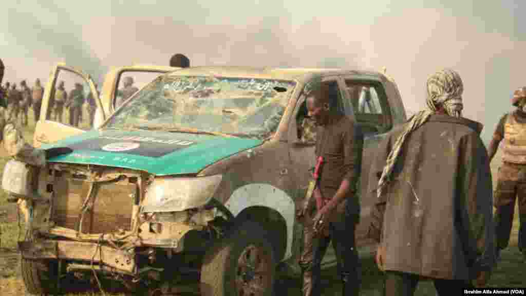 Dakarun Sojojin Najeriya Da Suka Fatattaki 'Yan Boko Haram Daga Kauyen Chikun Gudu A Arewacin Jihar Borno Da Daya Daga Cikin Motar Da Suka Kwato