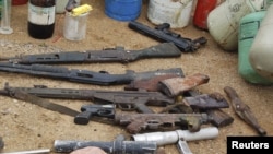 Militer Nigeria menunjukkan senjata-senjata militan yang berhasil disita di kota Kano (foto: dok). Serangan militer di Borno hari Jumat menewaskan 17 militan 