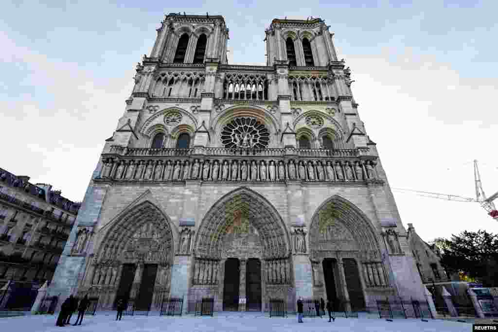 La catedral de Notre Dame de París reabrirá sus puertas. La primera semana de diciembre, turistas y fieles católicos podrán entrar de nuevo al recinto, cerrado por cinco años. 