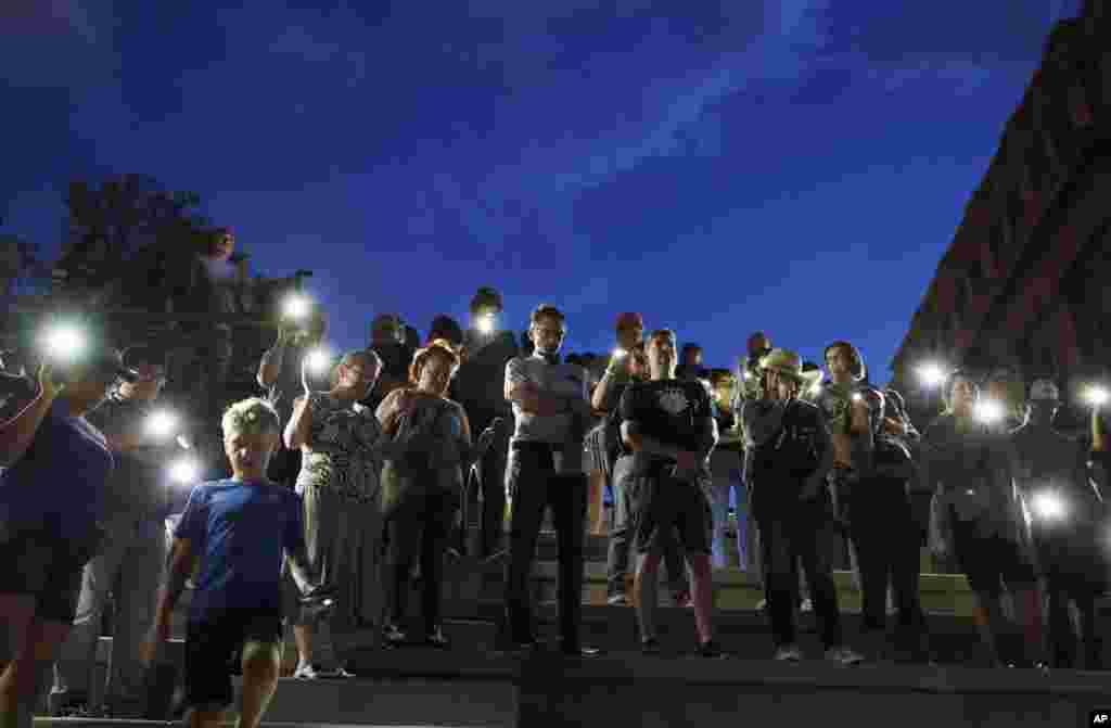 Personas asisten a una vigilia por las víctimas del tiroteo del sábado 3 de agosto de 2019, en El Paso, Texas, donde un hombre disparó a personas que visitaban un ocupado centro comercial para comprar artículos para el regreso a clases. El ataque dejó 20 muertos y más de dos docenas de heridos. (AP Photo/John Locher)