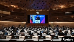 El presidente de Venezuela, Nicolás Maduro, se ve en una pantalla mientras pronuncia un discurso en la apertura de una sesión del Consejo de Derechos Humanos de la ONU, en Ginebra, Suiza, el 28 de febrero de 2022. Foto: Reuters.