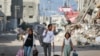Famílias deslocadas que fugiram do norte de Gaza chegam a Nuseirat, no centro da Faixa de Gaza, a 5 de outubro de 2024, no meio da guerra em curso entre Israel e o grupo militante palestiniano Hamas.