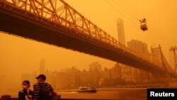 Ljudi nose maske u Njujorku zbog zagađenja (Foto: REUTERS/Shannon Stapleton)