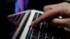 Seorang tamu melihat Touch Bar di komputer MacBook yang ditunjukkan di ruang demo di markas Apple, di Cupertino, California, 27 Oktober 2016. (Foto: AP)