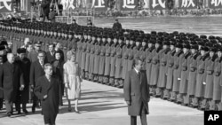 Henry Kissinger, tercero desde la izquierda, camina detrás del entonces presidente estadounidense Richard Nixon y del primer ministro chino Chou En-Lai mientras pasan revista a las tropas en el aeropuerto de Beijing, China. el sábado 26 de febrero de 1972.