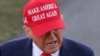 Rais wa Marekani Donald Trump akiongea na waandishi wa habari alipokuwa akiondoka Ikulu ya Marekani Februari 28, 2025, kuelekea mapumzikoni kwake Mar-a-Lago Palm Beach, Florida. (AFP).
