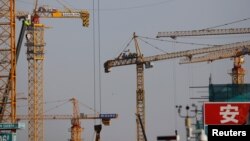 北京一處建築工地林立的塔吊。（2021年1月13日）