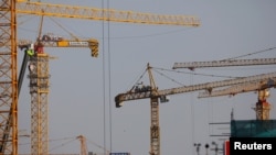 北京一處建築工地林立的塔吊。（2021年1月13日）