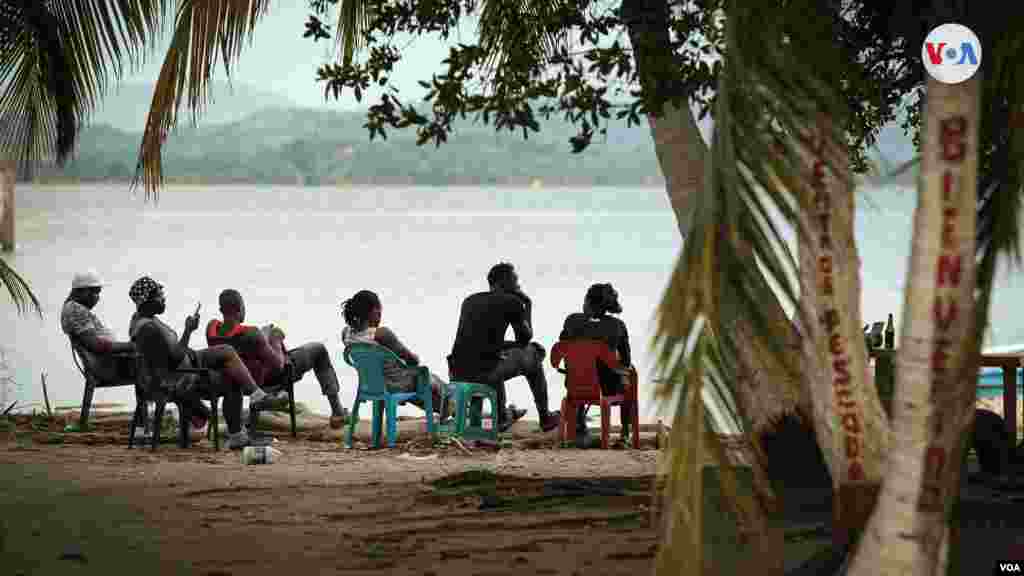 En Capurganá los migrantes descansan en refugios organizados por los guías que los llevarán a través de la selva.