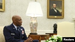 Голова Об’єднаного комітету начальників штабів ВПС США генерал Чарльз Браун на брифінгу щодо України з президентом США Джо Байденом та командою національної безпеки в Овальному кабінеті Білого дому у Вашингтоні, США, 5 жовтня. 2023. REUTERS/Leah Millis