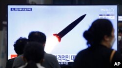 首尔地铁水西站电视屏幕播放的朝鲜发射导弹的资料画面。(2021年3月25日)