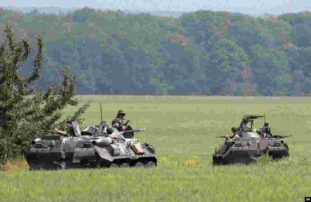 Members of the Ukrainian army inspect an area near Slovyansk, Ukraine, May 30, 2014.