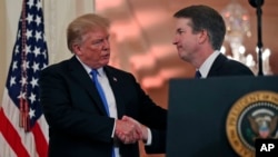 Le président Donald Trump serre la main du juge Brett Kavanaugh, son candidat à la Cour suprême, dans la salle Est de la Maison-Blanche, à Washington, 9 juillet 2018.