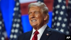 ARCHIVO - El entonces candidato presidencial republicano, el expresidente Donald Trump, sonríe en una fiesta para ver la noche de las elecciones en el Centro de Convenciones de Palm Beach, el 6 de noviembre de 2024, en West Palm Beach, Florida.