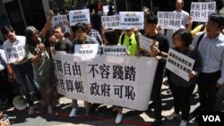香港民陣示威抗議政府拒絕續發工作簽證給外國記者協會副主席馬凱。(美國之音湯惠芸拍攝)