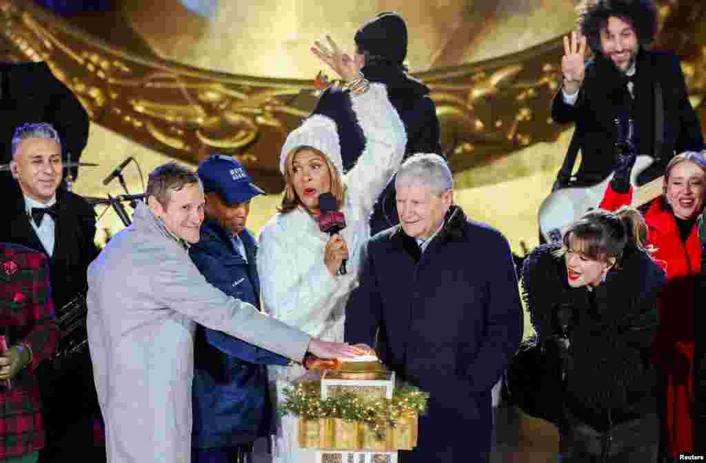 El alcalde de Nueva York, Eric Adams, fue el encargado de oprimir el botón durante la ceremonia, que también contó con la presencia de diferentes artistas y personalidades. 