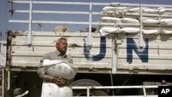 Assistance de l'UNRWA, camp de réfugiés palestiniens de Jebaliya, Bande de Gaza, le 13 avril 2006.