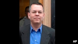 ARSIP – Foto yang tidak bertanggal ini menampilkan Andrew Brunson, seorang pendeta asal AS berdiri di Izmir, Turki (foto: DHA-Depo Photos via AP, Arsip)