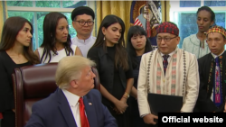 အိမ်ဖြူတော်မှာ သမ္မတ Trump ကိုတင်ပြနေတဲ့ KBC ကချင်နှစ်ချင်းအဖွဲ့ချုပ်ရဲ့ အထွေထွေအတွင်းရေးမှူး Dr. Samson Hkalam 