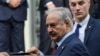 L'homme fort libyen Khalifa Haftar part après des entretiens avec le ministre grec des Affaires étrangères à Athènes, le 17 janvier 2020, quelques jours avant une conférence de paix sur la Libye à Berlin. (Photo ARIS MESSINIS / AFP)
