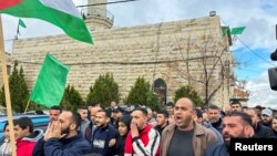 Palestinos protestan contra la muerte del líder de Hamás Saleh al-Arouri, cerca de Ramala, el 3 de enero de 2024.