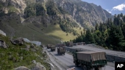 印度陸軍車隊在印控的克什米爾的斯利那加-拉達克高速公路上行駛。(2020年9月9日)