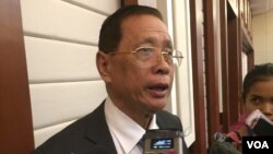 រូបឯកសារ៖ លោក​ សុខ​ ឥសាន​ អ្នកនាំពាក្យ​គណបក្សប្រជាជន​កម្ពុជា​ ប្រាប់​ក្រុម​អ្នក​សារព័ត៌មាន​ កាលពី​ថ្ងៃ​ទី៥​ ខែមករា​ ឆ្នាំ​ ២០១៧​ អំពើ​សំណើរបស់​គណបក្ស​កាន់​អំណាច​ក្នុង​ការ​កែសម្រួល​បទបញ្ជា​ និង​នីតិវិធីសម្រាប់​ការ​បោះឆ្នោត​ ឃុំ​ សង្កាត់។​ (ហ៊ុល រស្មី/VOA)