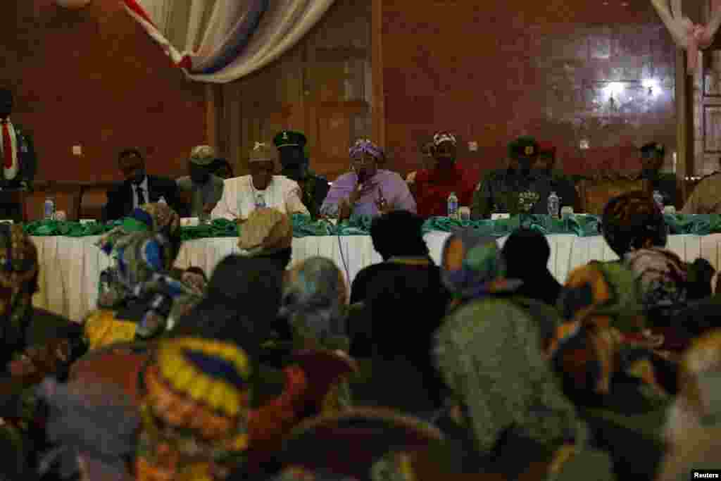 Ministan mata ta Najeriya Hajiya Aisha Alhasan tana ganawa da tawagar 'yan rajin ganin an dawo da 'yan matan makarantar chibok, da 'yan ta'addan Boko Haram suke garkuwa da su. A wata ziyara da suka kai fadar shugaban kasa, a birnin tarayya Abuja ranar 14 ga watan Janairu 2016