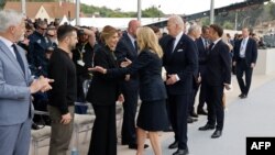 Президент Чехії Петр Павел (ліворуч), президент України Володимир Зеленський, Перша леді України Олена Зеленська, президент Європейської ради Шарль Мішель зустрічають президента Франції Еммануеля Макрона, президента США Джо Байдена та Першу леді США Джил Байден. Ludovic MARIN/AFP