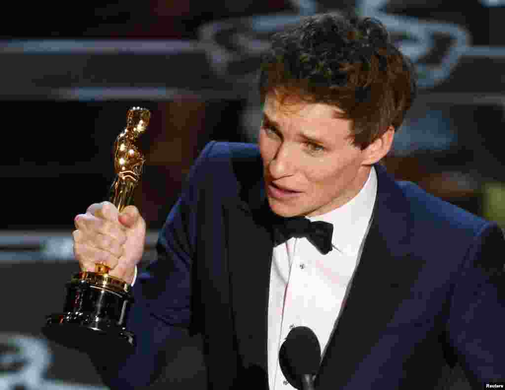 Actor Eddie Redmayne accepts the Oscar for best actor for his role in "The Theory of Everything" during the 87th Academy Awards in Hollywood, California, Feb. 22, 2015.