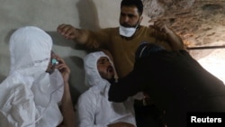 Supervivientes de un posible ataque con gas venenoso en la población de Khan Sheikhoun, controlada por rebeldes, en Idlib, Siria, reciben tratamiento. April 4, 2017. Reuters.
