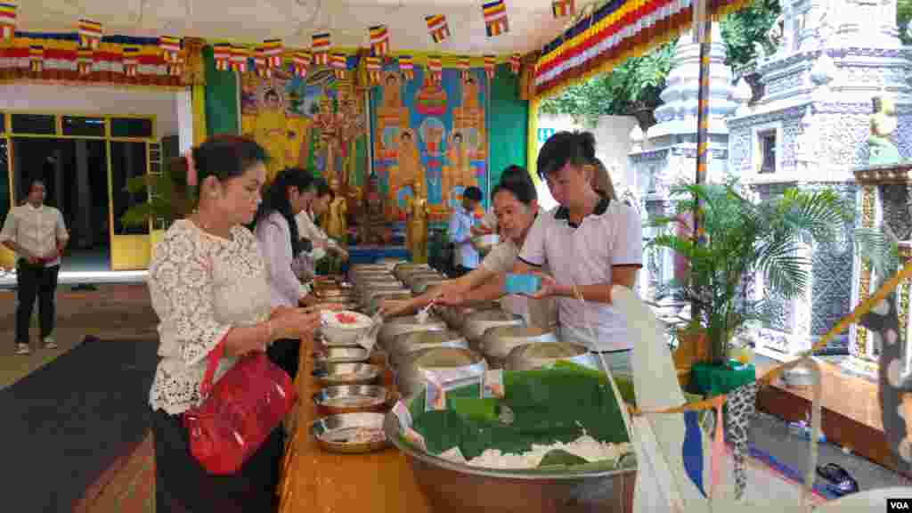 ពុទ្ធសាសនិករាប់បាតនៅក្នុងវត្តលង្កាព្រះកុសុមារាម (ហៅវត្តលង្កា) ក្នុងរាជធានីភ្នំពេញ នៅថ្ងៃកាន់បិណ្ឌទី៥ (ថ្ងៃទី២១ ខែកញ្ញា ឆ្នាំ២០១៦)។ (ប៊ុន ប៉េងហ៊ុយ/VOA)