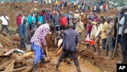 በጣለው ከባድ ዝናብ ምክንያት በደረሰው የመሬት መንሸራተት አደጋ የነፍስ አድን ሰራተኞች የሞቱ ሰዎች ሬሳ ፍለጋ ላይ ናቸው፤ በቡላምቡሊ፣ ምስራቃዊ ዩጋንዳ