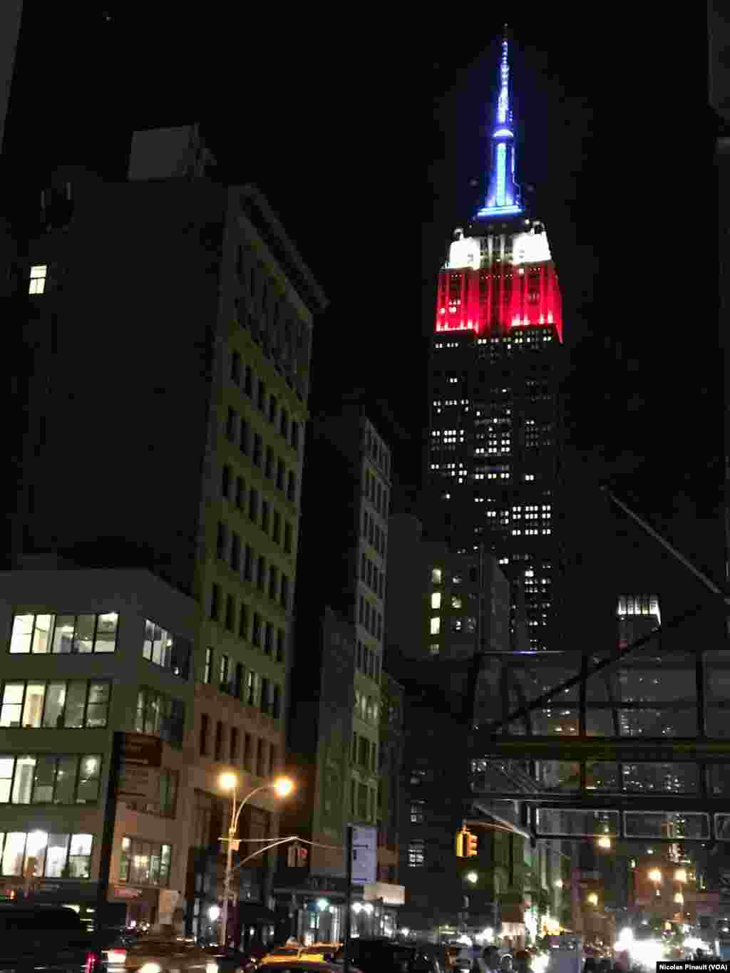  L'Empire State Building s'est illuminé aux couleurs des Etats-Unis pour ce jour historique. (VOA/Nicolas Pinault)