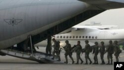 Marinir Filipina menaiki pesawat di Manila, untuk diberangkatkan menuju Marawi, Filipina selatan guna bertempur melawan militan Maute yang berafiliasi dengan kelompok ISIS, Kamis (1/6). 
