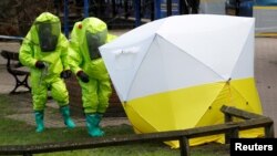 Forenzičari ispituju klupu na kojoj su pronađeni bivši ruski špijun Sergej Skripal i njegova ćerka Julija