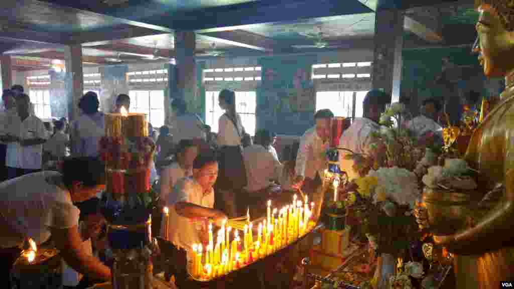 ពុទ្ធសាសនិកកំពុងអុជធូបមុនធ្វើការបួងសួងសុំសេចក្តីសុខ ក្នុងឱកាសបុណ្យភ្ជុំបិណ្ឌ នៅវត្តនគរបាជ័យ ខេត្តកំពង់ចាម កាលពីថ្ងៃទី០១ ខែតុលា ឆ្នាំ២០១៦។ (ប៊ុន ប៉េងហ៊ុយ/VOA)